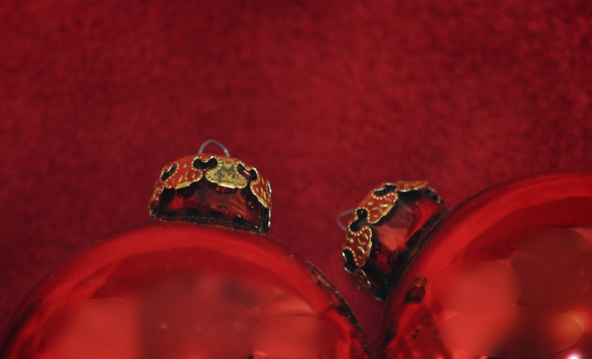 Două Royal Red Ornamente