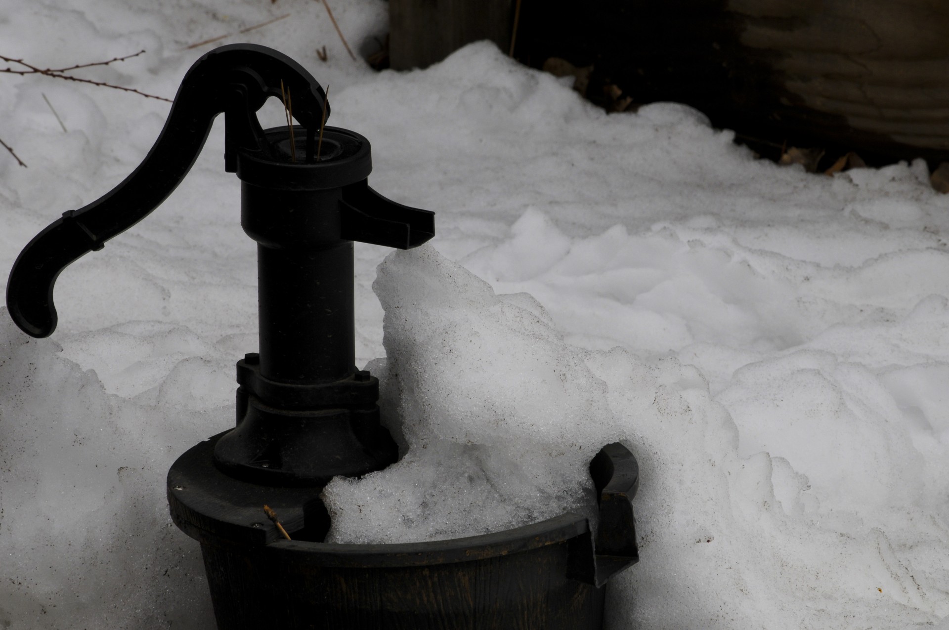 Vintage pompă de apă în zăpadă