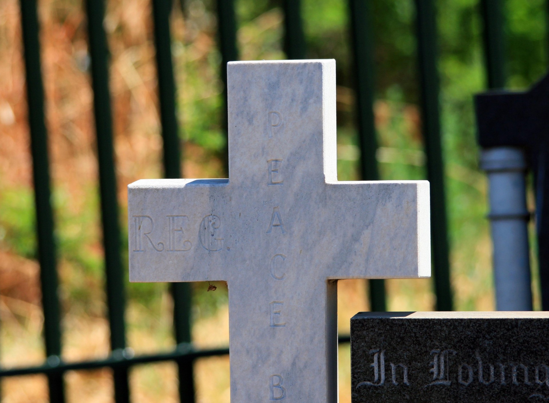 Cruce albă pe mormântul