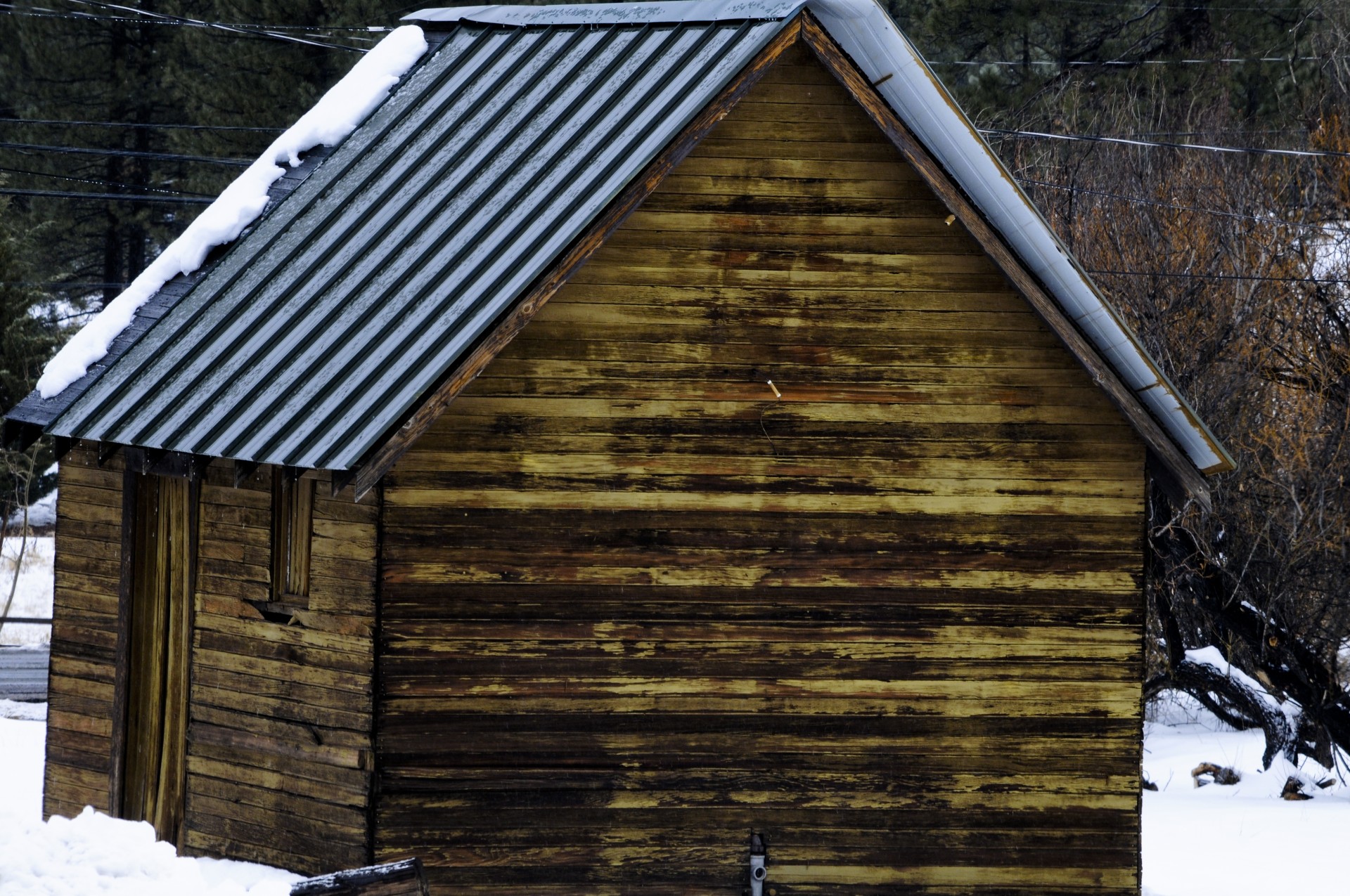 Cabină de lemn în zăpadă iarna