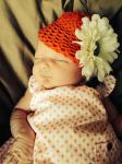 Baby met bloem hoed