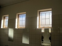 Badkamer met ramen