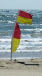 Пляж Флаги дует ветер