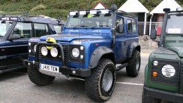 Niebieski Land Rover Jeep