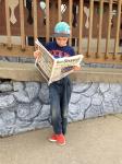 Pojke läser tidningen