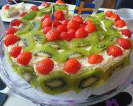 Kuchen mit Erdbeeren und Kiwi