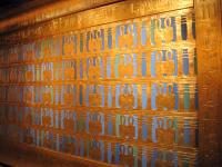 Patrón santuario egipcio en oro