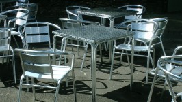 Puste aluminiowe stoły i krzesła