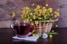 Květiny a hrnek čaje
