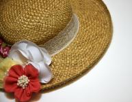 Fleurs sur un chapeau de paille