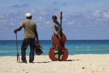 Muzycy na plaży w Hawanie