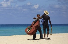 Zenészek a strandon Havanna