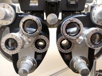 Optometrist dioptrie v laboratoři