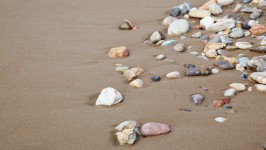 Ciottoli sulla spiaggia di sabbia