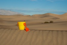Secchio di plastica in sabbia