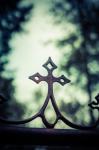 Rusted Metal Cross v hřbitově