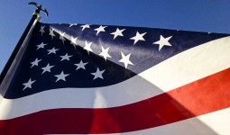 Размахивая американский флаг