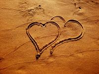 Zwei Herzen im Sand