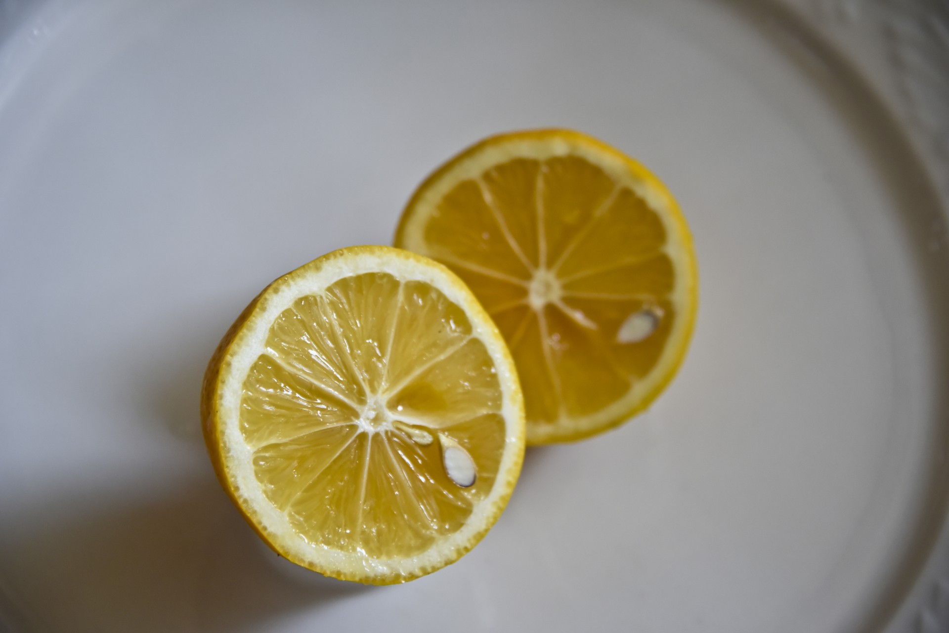 a-sliced-lemon.jpg