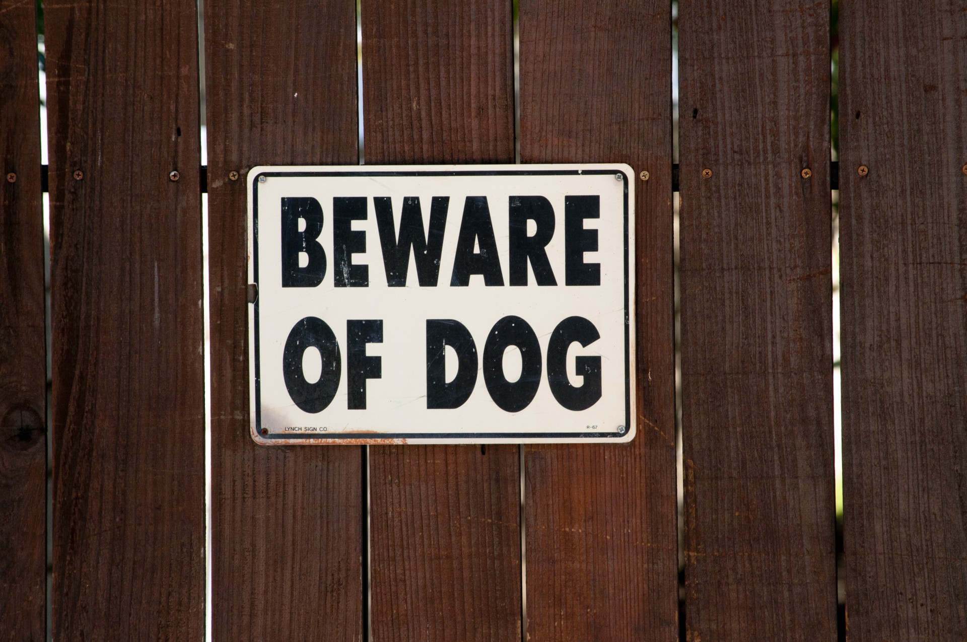 Óvakodj a kutyától jel Brown Fence
