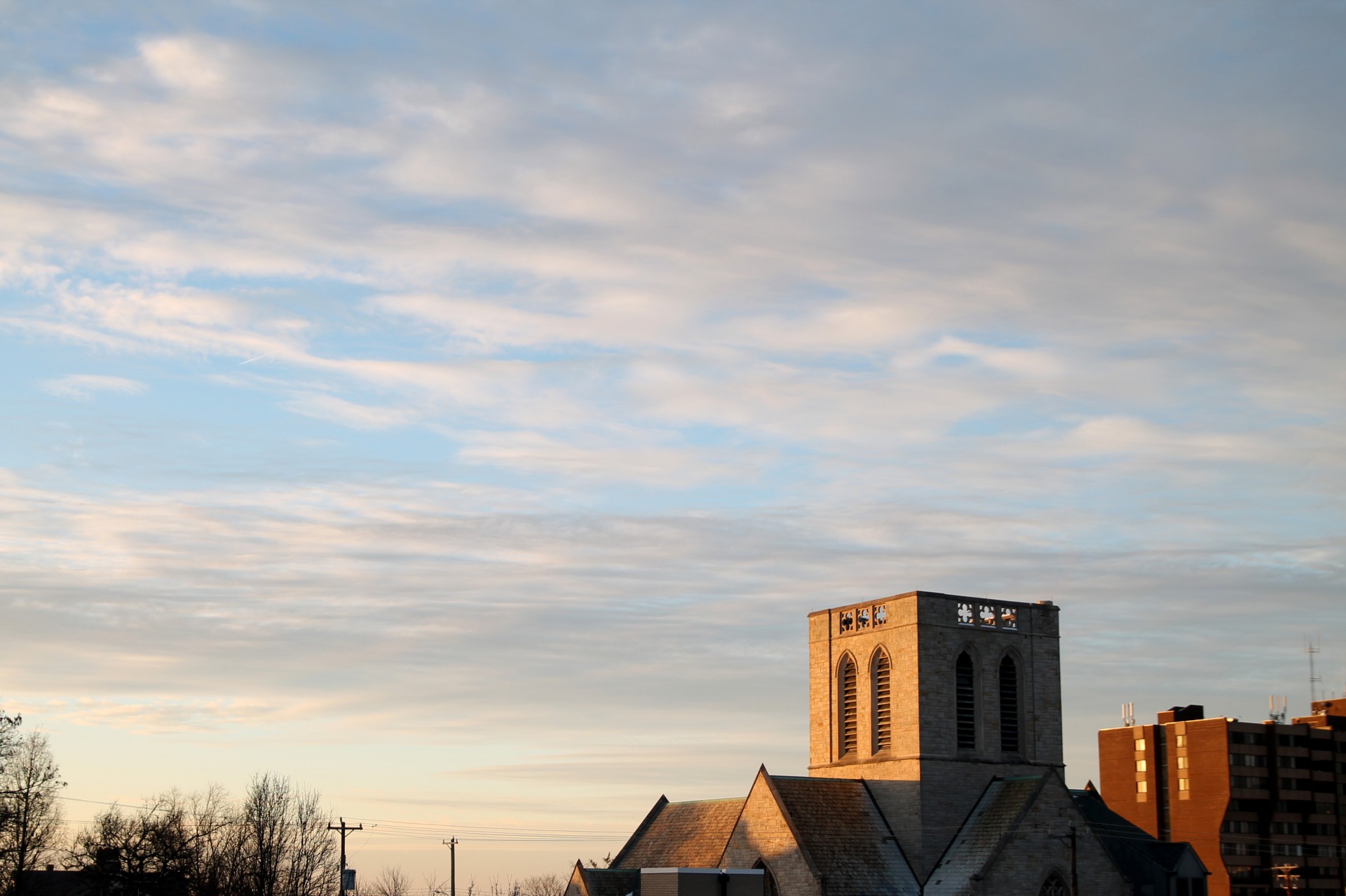 Biserica cu Cloudy Sky