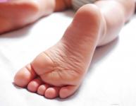 Een baby voet