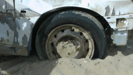 Rotella di automobile Bloccato In Sabbia