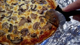 Резка гриб пиццы