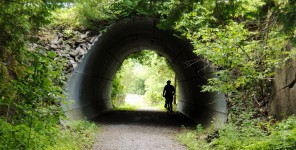 Ciclist într-un tunel