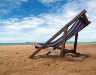 Ligstoelen op een tropisch strand