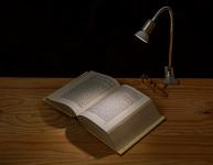 Schreibtischlampe und Buch