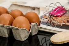 Huevos y libro de cocina