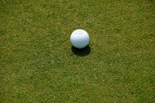 Golfball auf Putting-Green