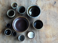 Grupp av keramiska skålar