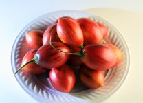 Placa com tomate de árvore fruta