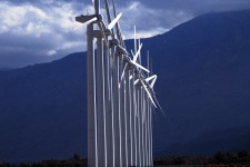 Fileira dos moinhos de vento solar