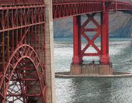 Onder de Golden Gate Bridge