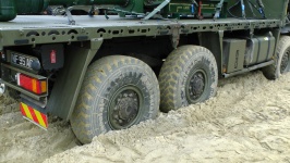Armée Roues Camion dans le sable