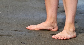 Bloße Füße im Sand