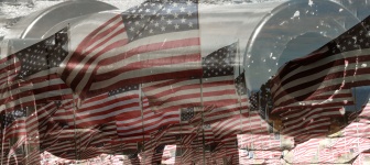 Canon e bandeiras americanas