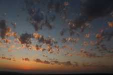 Cloud-bespatte zonsondergang