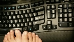 Picioarele pe tastatură