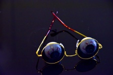 Gafas de sol de oro con ojos
