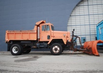 Oranje Snowplow vrachtwagen