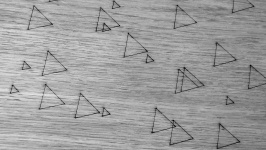 Trianglar på grå bakgrund