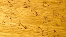 Trianglar på trä bakgrund
