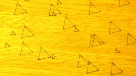 Trianglar på gul bakgrund