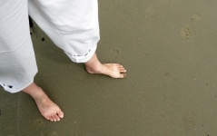 Blote Voeten in Ocean Sand