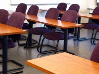 Tables et chaises en classe