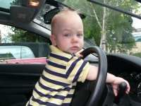 Malá 2 roky starý chlapec řídí auto